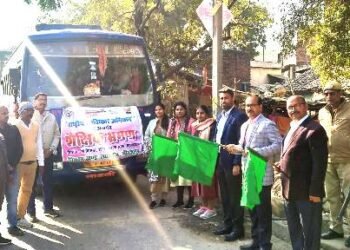 मिर्ज़ापुर: हरी झंडी दिखाकर 50 बच्चों को शैक्षिक भ्रमण के लिए किया गया रवाना