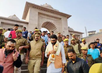 काशी पहुंचे अभिषेक बच्चन: बाबा विश्वनाथ दरबार में लगाई हाजिरी, फैन्स का किया अभिवादन