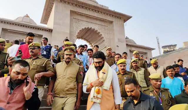 काशी पहुंचे अभिषेक बच्चन: बाबा विश्वनाथ दरबार में लगाई हाजिरी, फैन्स का किया अभिवादन