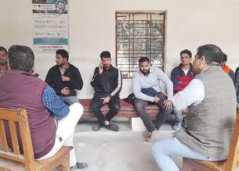 BHU: धरना पर बैठे छात्रों को उठाकर चीफ प्रॉक्टर ऑफिस ले गए सुरक्षाकर्मी, छात्रों संग हुई धक्कामुक्की