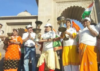 श्रीकाशी विश्वनाथ धाम की वर्षगांठ पर नमामि गंगे ने गंगा द्वार से उतारी विश्वनाथ धाम की आरती