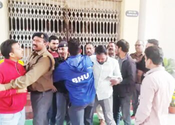 BHU: सुरक्षाकर्मियों ने छात्रों को कुलपति से मिलने से रोका, हुई धक्कामुक्की