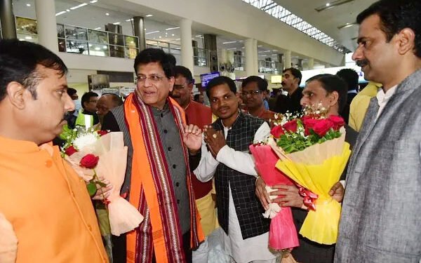 दो दिवसीय दौरे पर वाराणसी पहुंचे केंद्रीय मंत्री पीयूष गोयल, काशी-तमिल संगमम समेत कई कार्यक्रमों में होंगे शामिल