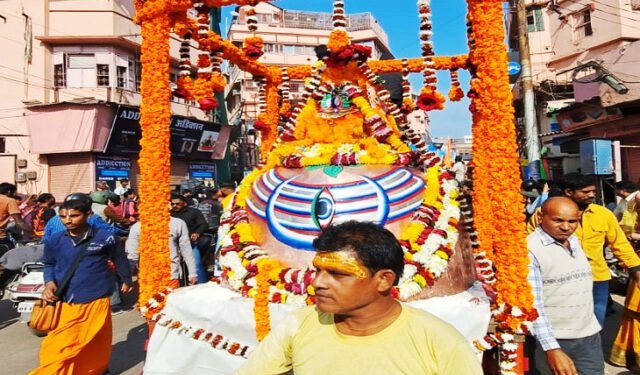 श्रीकाशी विश्वनाथ धाम के एक वर्ष पूर्ण: विधि-विधान से हुई बाबा की पूजा, निकली शिव बारात, देखें Photos