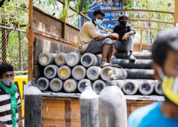 केंद्र का राज्यों को निर्देश – ‘ऑक्सीजन सप्लाई में कोई कम न आए, आने वाली चुनौती के लिए रहें अलर्ट’