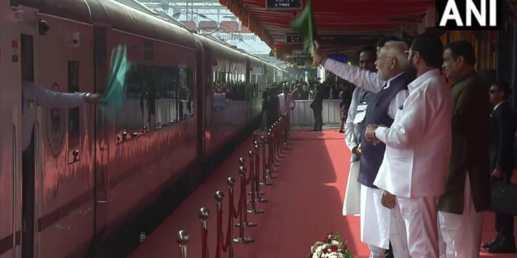 PM मोदी ने नागपुर-बिलासपुर वंदे भारत एक्सप्रेस को दिखाई हरी झंडी