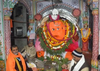 गणेश चतुर्थी: विघ्नहर्ता के दर्शन को मंदिरों में लगी कतारें