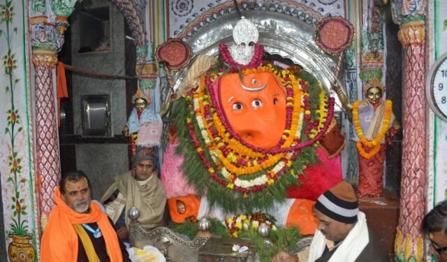 गणेश चतुर्थी: विघ्नहर्ता के दर्शन को मंदिरों में लगी कतारें