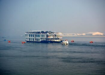 बिहार के छपरा में फंस गया MV Vilas Cruise