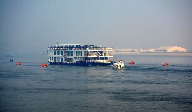 बिहार के छपरा में फंस गया MV Vilas Cruise