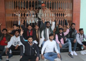 MGKVP: पंथ प्रशासनिक भवन पर छात्रों ने जड़ा ताला