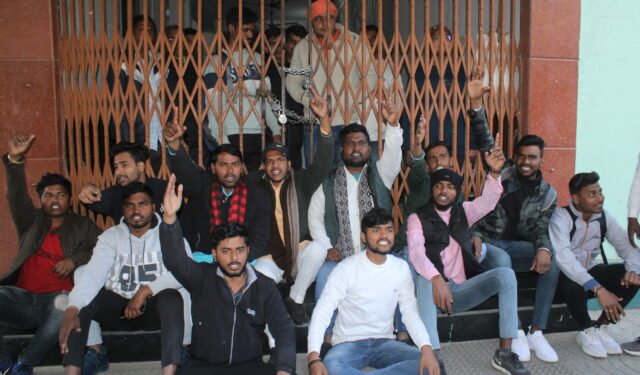 MGKVP: पंथ प्रशासनिक भवन पर छात्रों ने जड़ा ताला