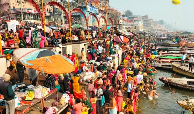 मौनी अमावस्या: गंगा घाट पर लाखों ने लगाई आस्था की डुबकी