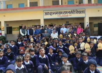 अवधूत भगवान राम नर्सरी के मेधावी बच्चों को किया गया पुरुस्कृत