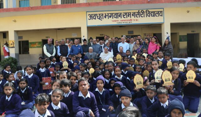 अवधूत भगवान राम नर्सरी के मेधावी बच्चों को किया गया पुरुस्कृत