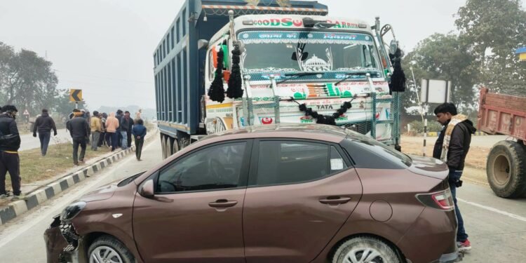 डम्फर ने कार में मारी टक्कर, कार क्षतिग्रस्त