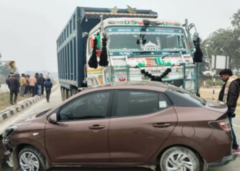 डम्फर ने कार में मारी टक्कर, कार क्षतिग्रस्त