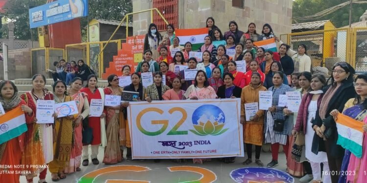  भाजपा महिला मोर्चा ने अस्सी घाट पर बनाया G-20 का लोगो 