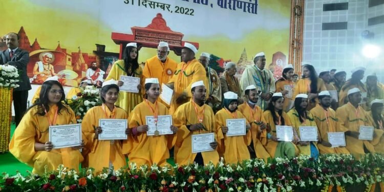 दीक्षांत समारोह: काशी विद्यापीठ में छात्राओं का दिखा जलवा
