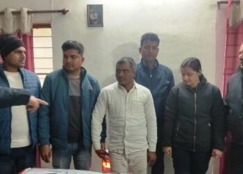 जौनपुर: एंटी करप्शन टीम ने लिपिक को रिश्वत लेते रंगे हाथ पकड़ा