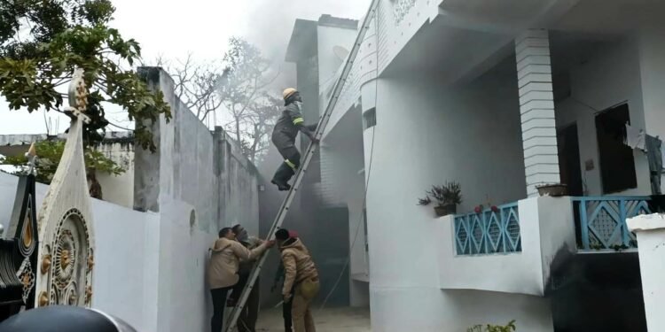 जौनपुर: संदिग्ध परिस्थितियों में लगी आग, हजारों विद्युत् मीटर जलकर स्वाहा