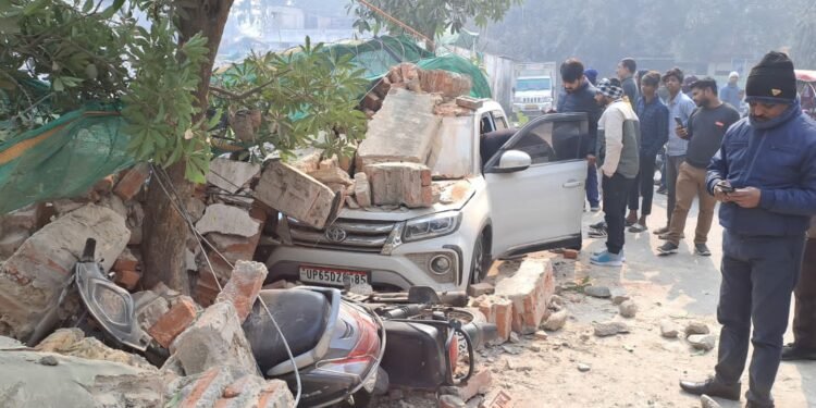 संपूर्णानंद स्टेडियम की रिटेनिंग वाल गिरी