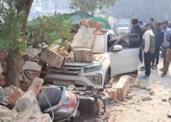 संपूर्णानंद स्टेडियम की रिटेनिंग वाल गिरी