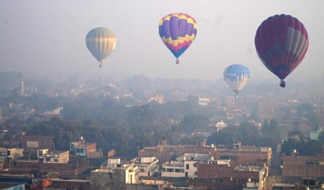 काशी के आसमान पर छाए रंग-बिरंगे गुब्बारे, Hot Air Balloon Show की शुरुआत