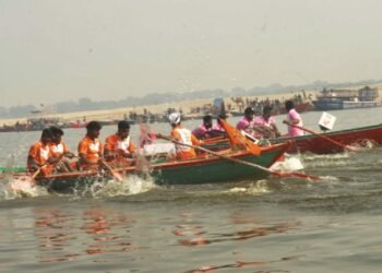 रंग-बिरंगी नाव लेकर गंगा में उतरे नाविक, चार दिवसीय बोट रेस प्रतियोगिता का शुभारंभ