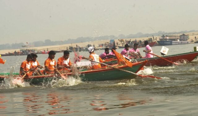 रंग-बिरंगी नाव लेकर गंगा में उतरे नाविक, चार दिवसीय बोट रेस प्रतियोगिता का शुभारंभ