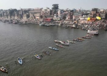 रंग-बिरंगी नाव लेकर गंगा में उतरे नाविक, चार दिवसीय बोट रेस प्रतियोगिता का शुभारंभ