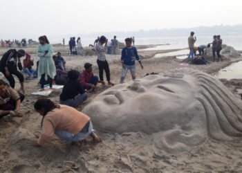 कलाकारों ने गंगा पार रेती पर कई आकृतियों को किया साकार