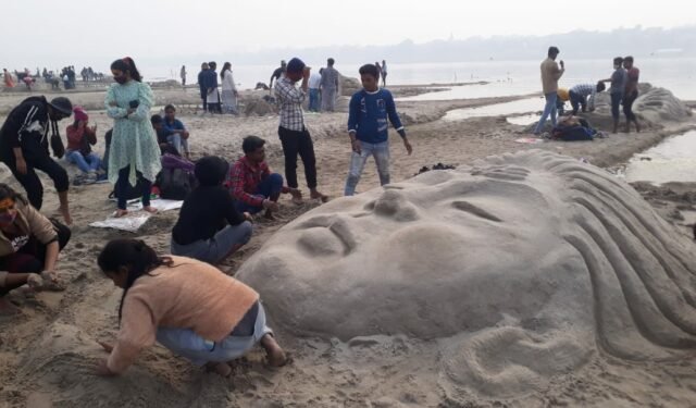 कलाकारों ने गंगा पार रेती पर कई आकृतियों को किया साकार