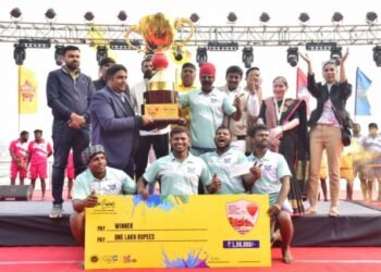 नौका रेस प्रतियोगिता का समापन, पूर्व क्रिकेटर प्रवीण कुमार ने दिया शील्ड