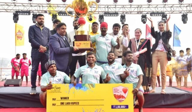 नौका रेस प्रतियोगिता का समापन, पूर्व क्रिकेटर प्रवीण कुमार ने दिया शील्ड