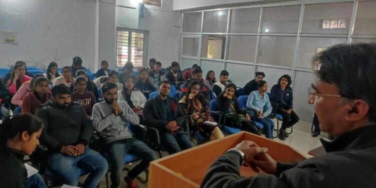 पराक्रम दिवस पर संगोष्ठी का आयोजन, स्टूडेंट्स ने नेताजी के आदर्शों पर चलने का लिया प्रण