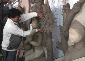 बसंत पंचमी: कोलकाता के रिक्शे पर सवार होकर आयेंगी वाग्देवी