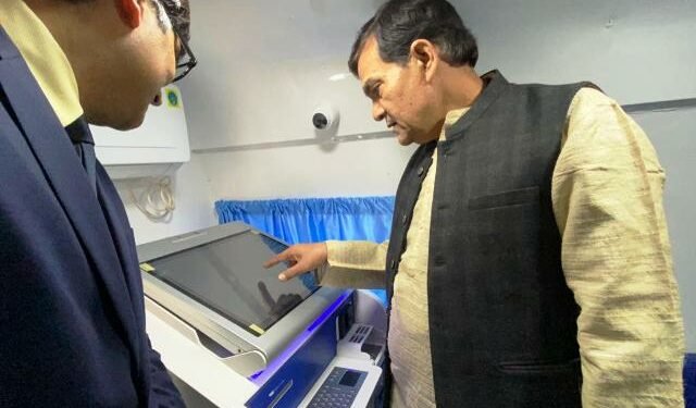 उपभोक्ताओं को मोबाइल बैंक में मिलेंगी बैंक की सारी सुविधाएं