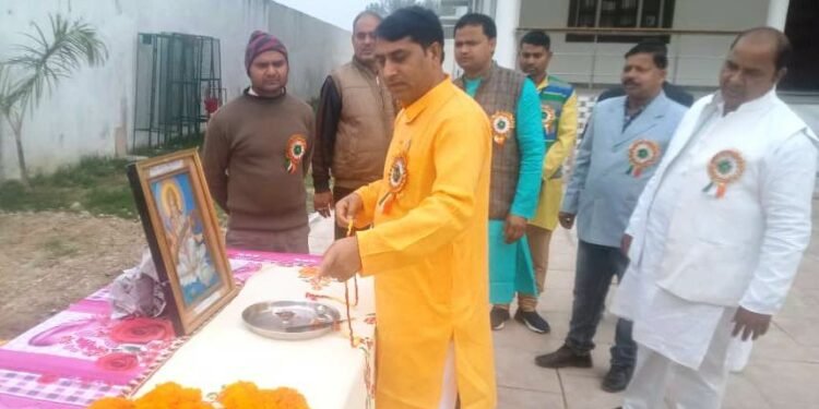 गणतंत्र दिवस पर ध्वजारोहण के बाद की गई सरस्वती पूजा