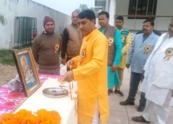 गणतंत्र दिवस पर ध्वजारोहण के बाद की गई सरस्वती पूजा