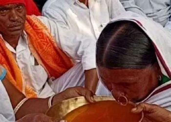 अनोखी परम्परा: अपने कुल देवता को खुश करने के लिए 2.5 लीटर तिल का तेल पीती है ये महिला