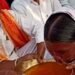 अनोखी परम्परा: अपने कुल देवता को खुश करने के लिए 2.5 लीटर तिल का तेल पीती है ये महिला