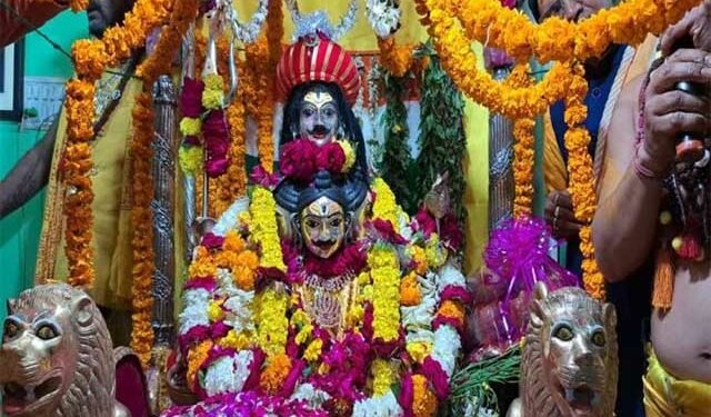 काशी में बाबा काशी विश्वनाथ का हुआ तिलकोत्सव, डमरू-शहनाई की धुन पर चढ़ा तिलक