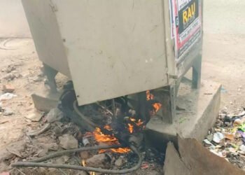 बिजली के केबल बॉक्स में लगी आग, जलकर राख