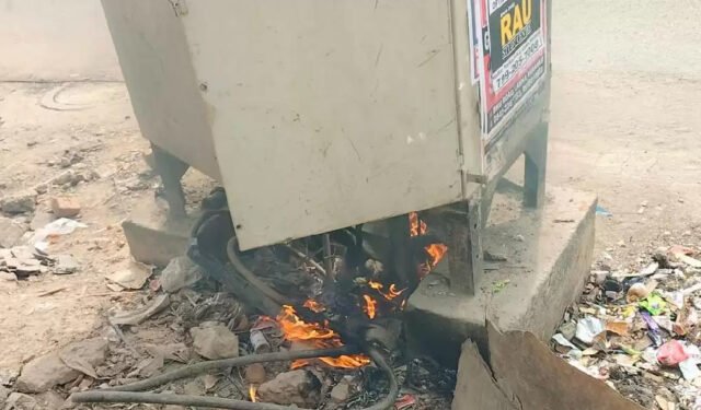 बिजली के केबल बॉक्स में लगी आग, जलकर राख