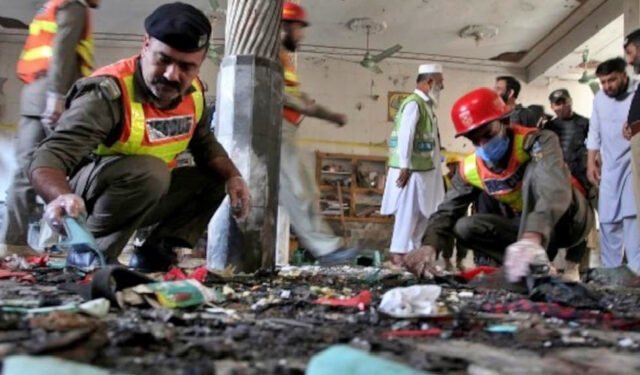 पाकिस्तान के पेशावर में मस्जिद में बम धमाका, 32 की मौत व 158 घायल