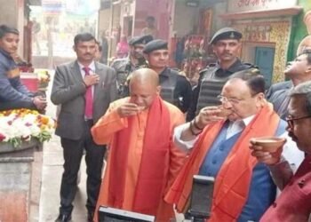 बीजेपी राष्ट्रीय अध्यक्ष व सीएम योगी ने काशी के गलियों में ली चाय की चुस्की