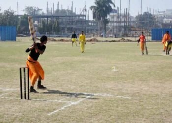 धोती-कुर्ता पहन छात्रों ने क्रिकेट के पिच पर लगाए चौके-छक्के, संस्कृत में हुई कमेंट्री