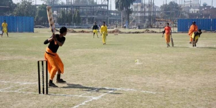 धोती-कुर्ता पहन छात्रों ने क्रिकेट के पिच पर लगाए चौके-छक्के, संस्कृत में हुई कमेंट्री