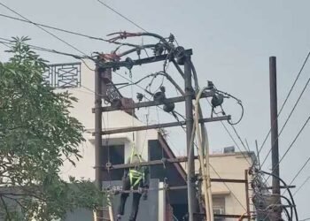 करंट लगने से युवक झुलसा, बिजली मरम्मत करने चढ़ा था पोल पर